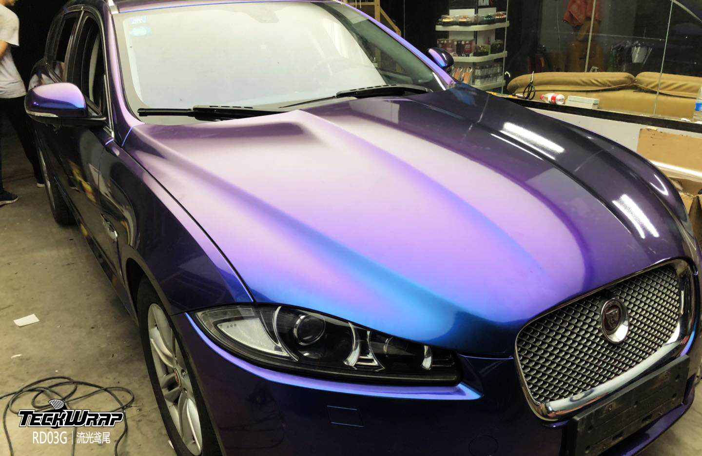捷豹汽車改色貼膜新風(fēng)尚 TeckWrap美國(guó)禿鷹RD03G流光鳶尾與冷藏車的跨界藝術(shù)